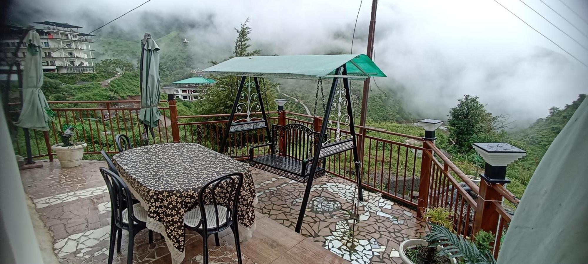 Icebergs Mussoorie - A Boutique Stay And 24 Hrs Roof Top Cafe Eksteriør billede