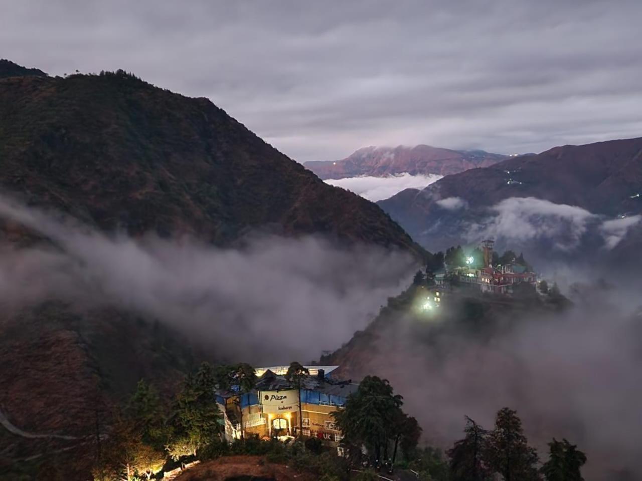 Icebergs Mussoorie - A Boutique Stay And 24 Hrs Roof Top Cafe Eksteriør billede
